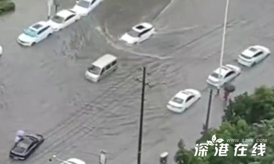直击成都雷暴雨：道路积水如“开船” 城区积水成海，市民“乘风破浪”！ (https://www.astrots.cn/) 热点 第1张